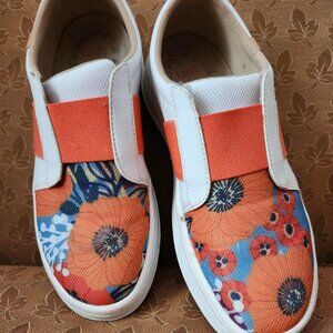 UIN slip on floral size 8.5